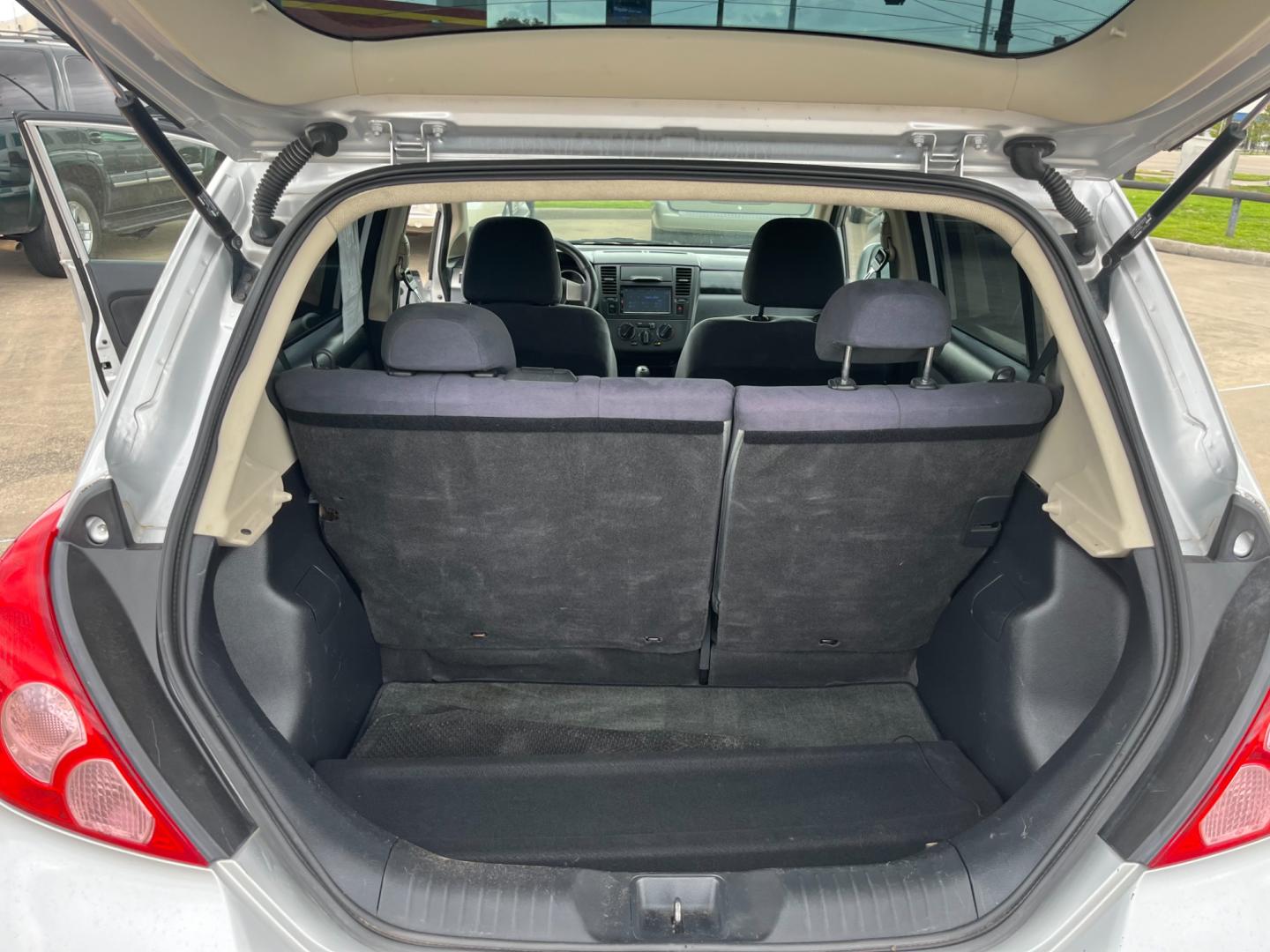 2009 SILVER /black Nissan Versa 1.8 S Hatchback (3N1BC13E09L) with an 1.8L L4 DOHC 16V engine, Manual transmission, located at 14700 Tomball Parkway 249, Houston, TX, 77086, (281) 444-2200, 29.928619, -95.504074 - Photo#13